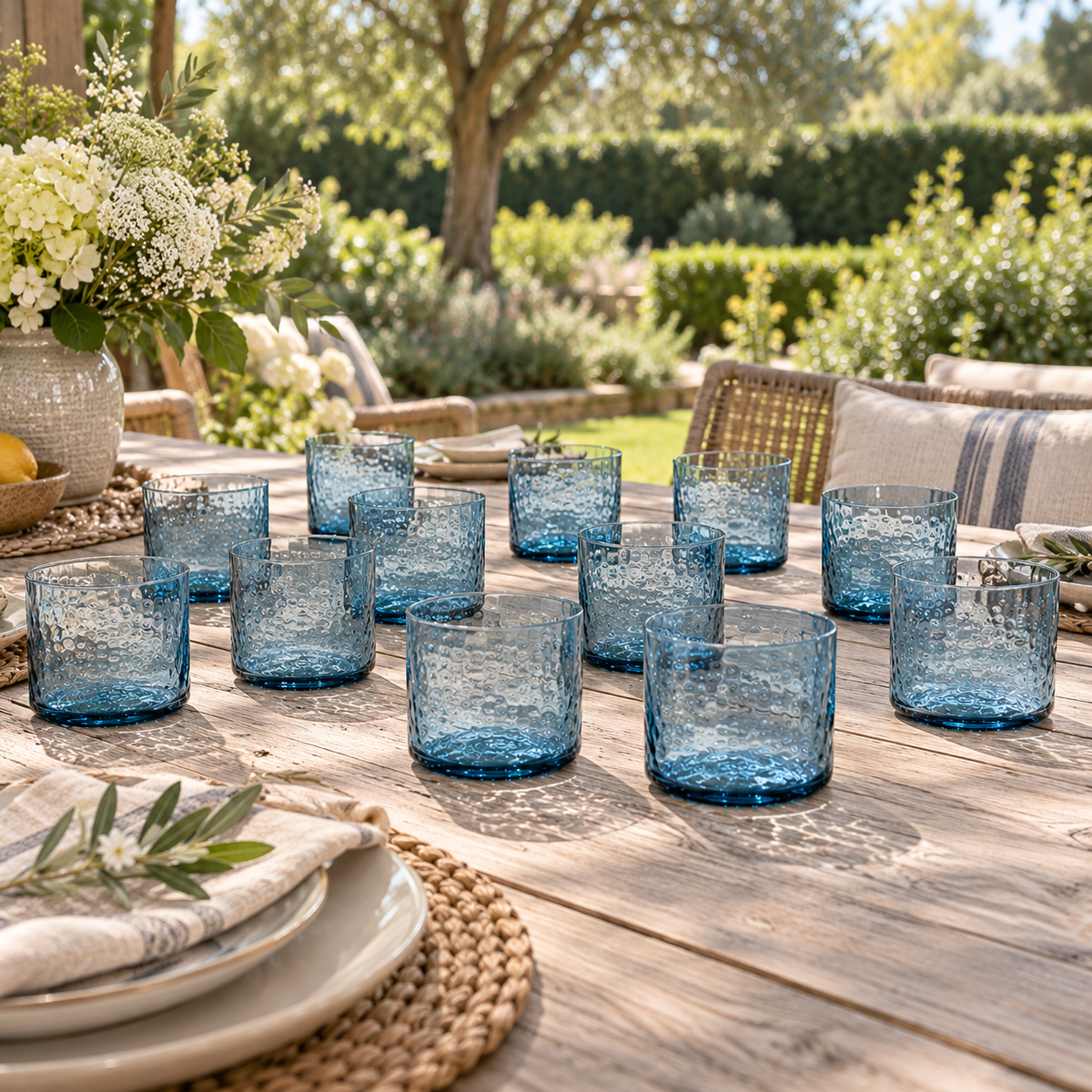 Azure Trinkgläser, aus Recyclingglas, gehämmert, in Blau