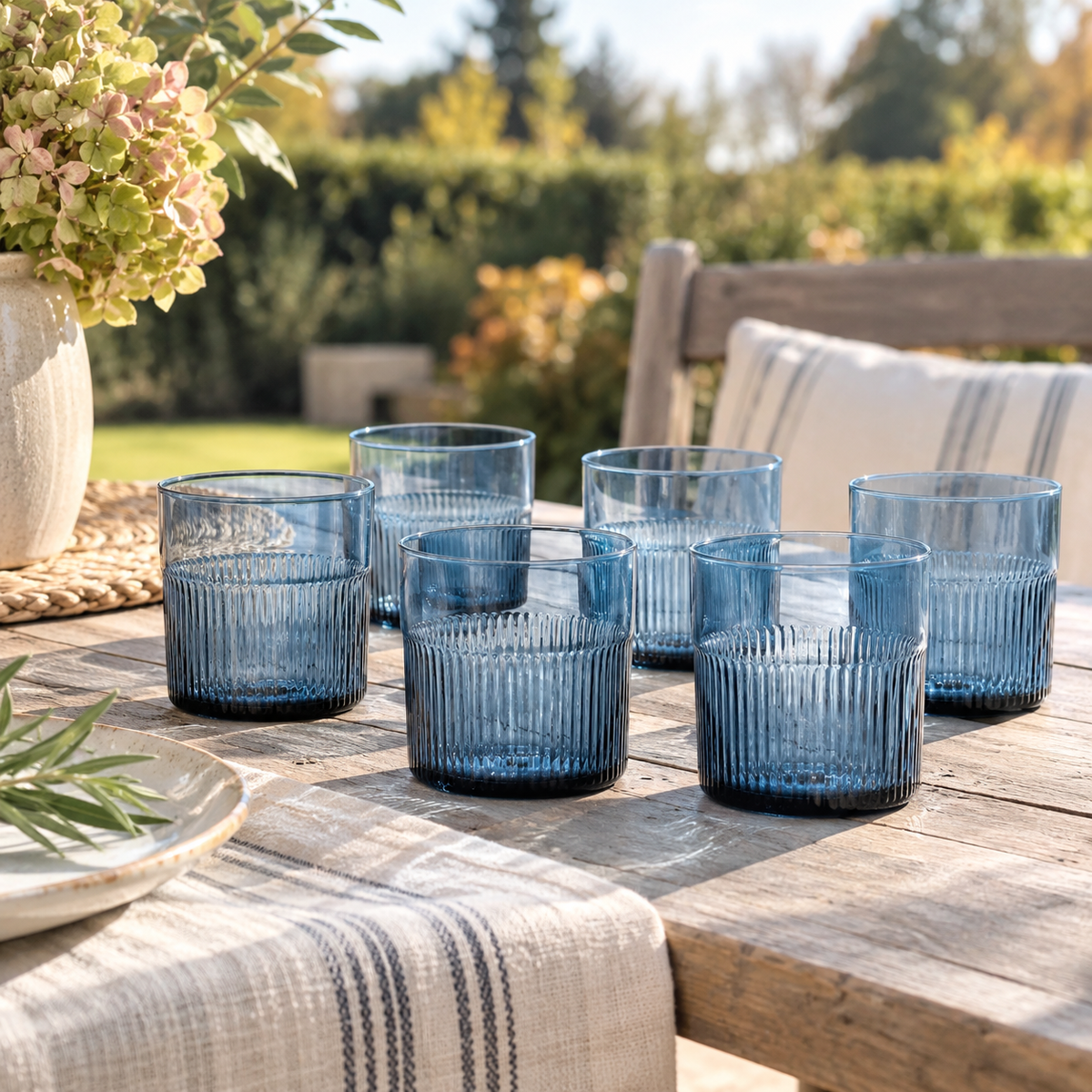 Azure Trinkgläser, aus Recyclingglas, geriffelt, in Blau