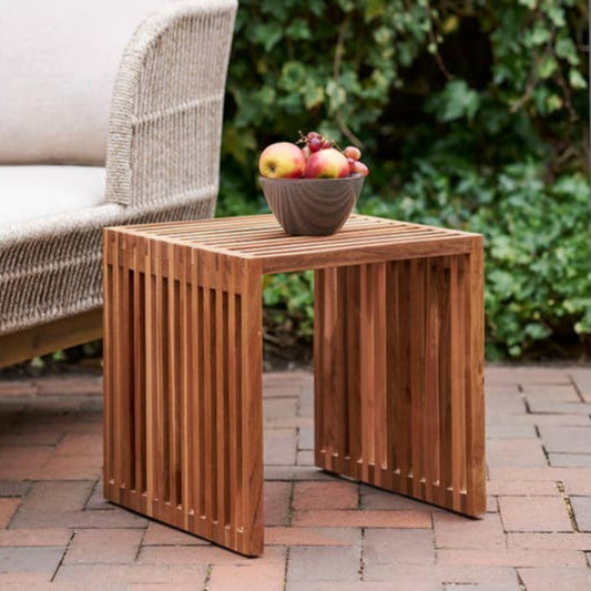 Beistelltisch Pego aus Teakholz, 40 × 40 × 40 cm, Lamellen-Design