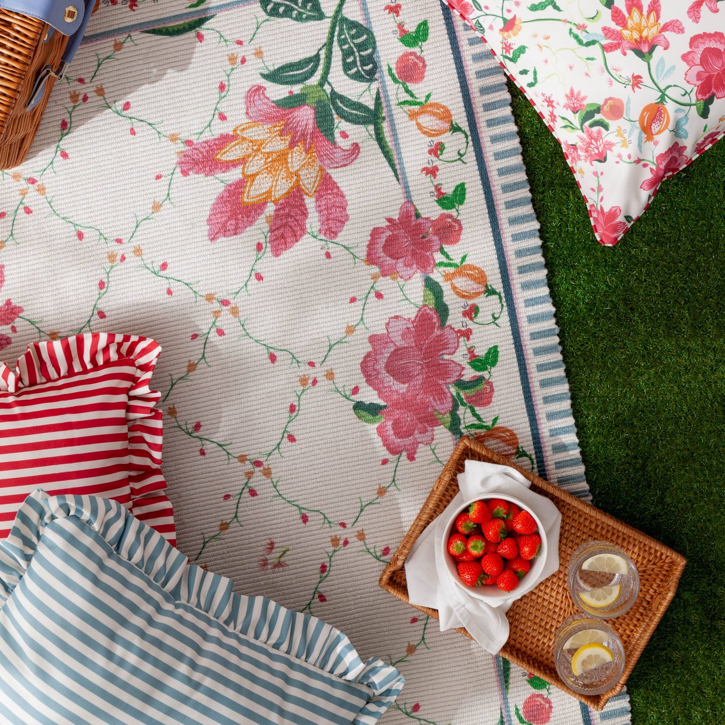 Millie Ruffle Outdoor-Kissen Candy Red gestreift – 50 × 50 cm