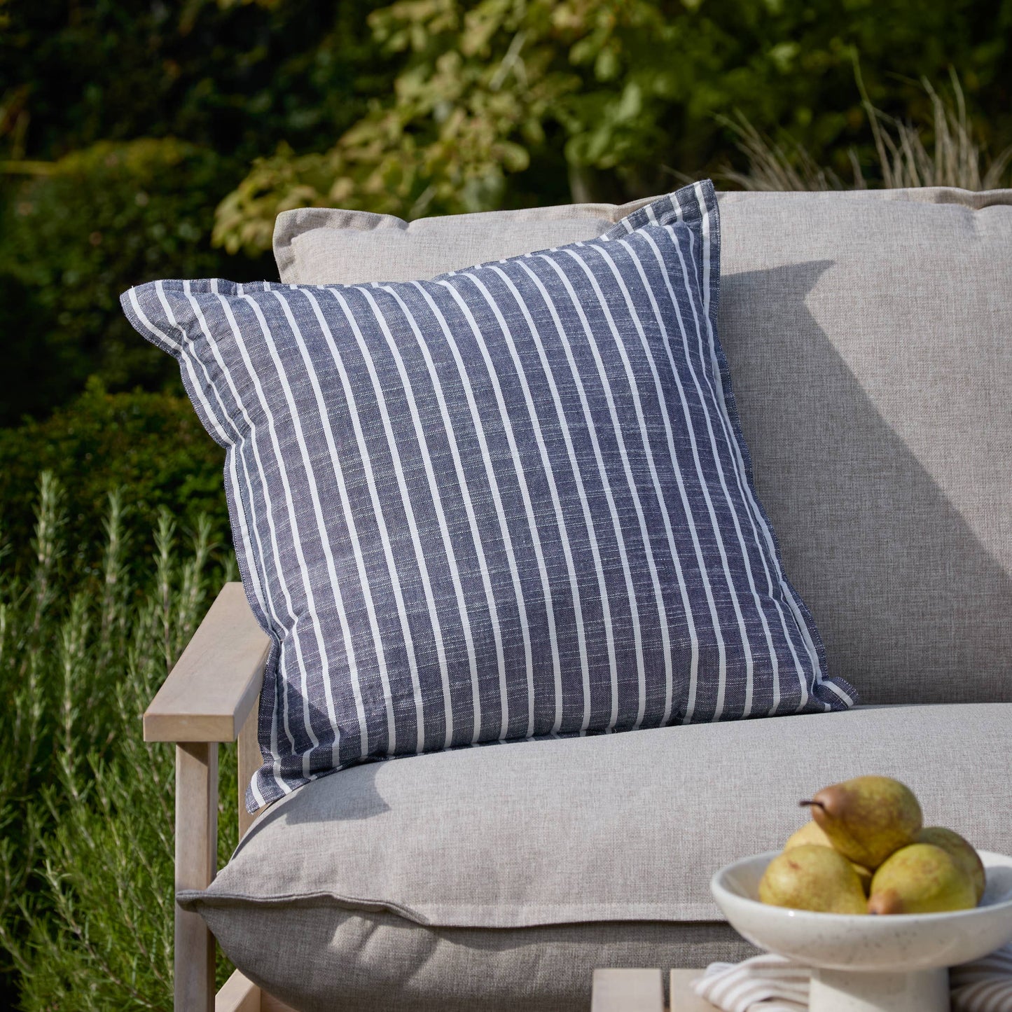 Hessle Streifen Outdoor-Kissen Marineblau – 45 × 45 cm