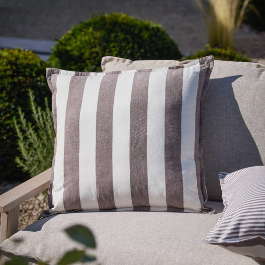 Hayle Outdoor-Kissen Schokolade gestreift – 50 × 50 cm