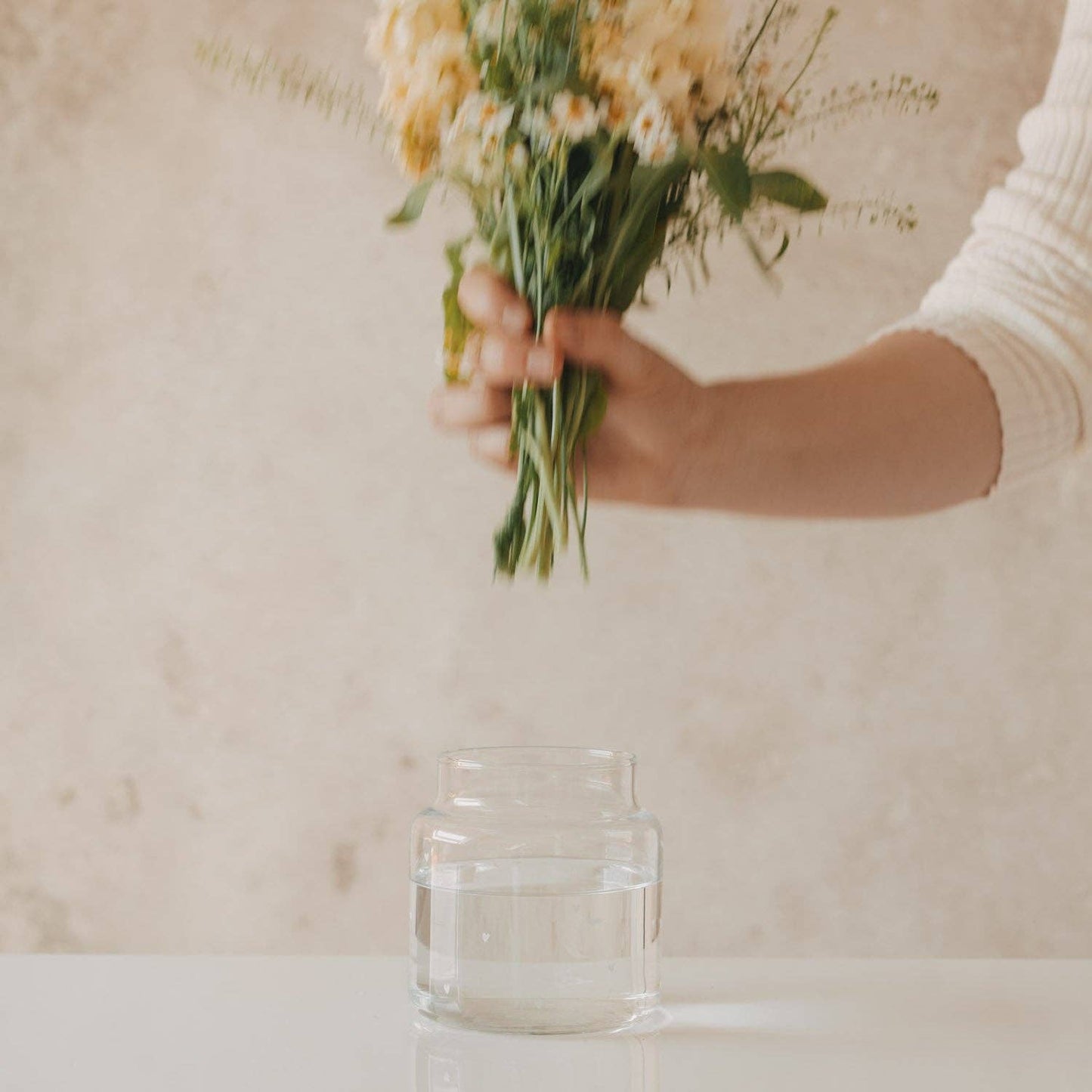 Vase aus Glas mittel Herzen weiß (VE = 6 Stk.)