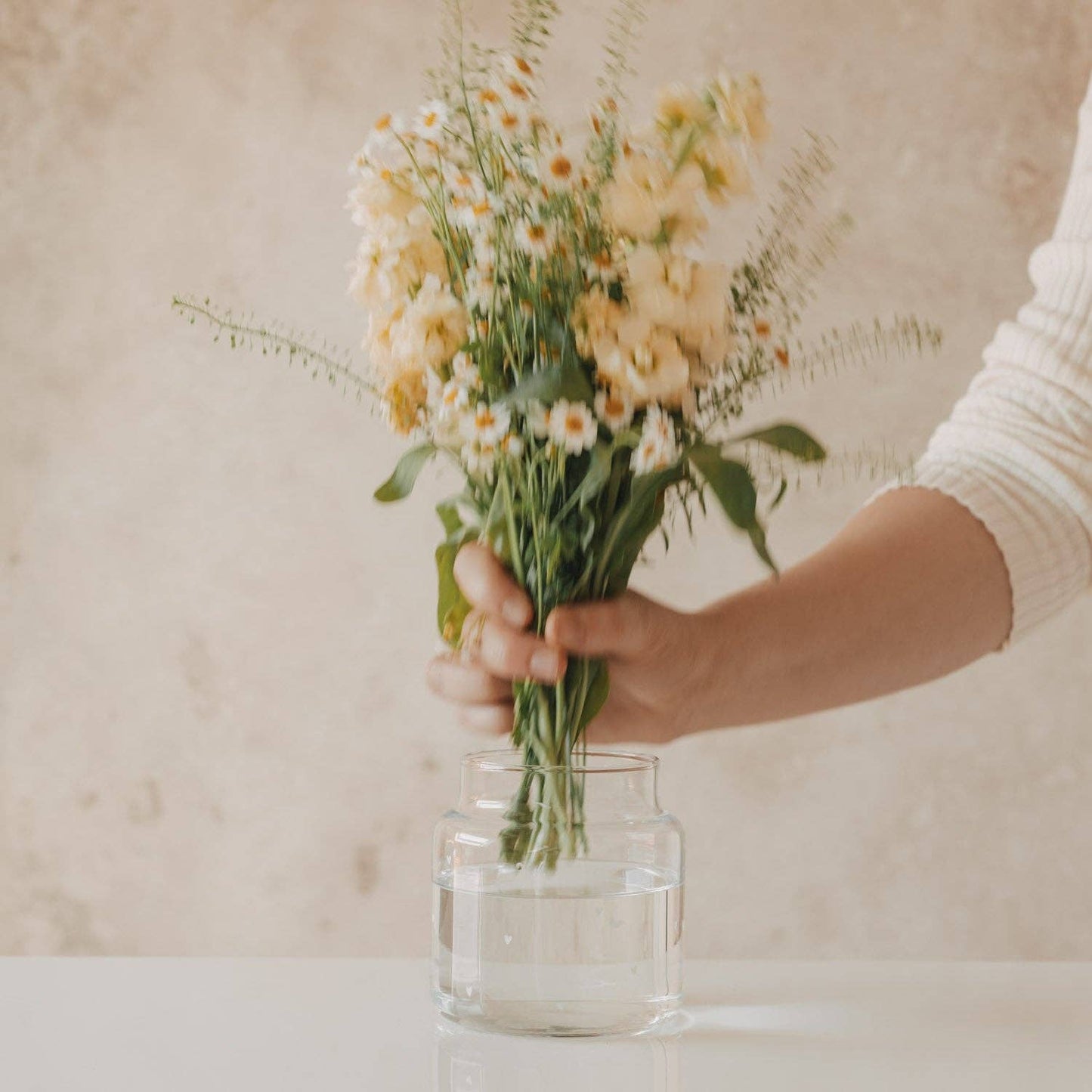Vase aus Glas mittel Herzen weiß (VE = 6 Stk.)