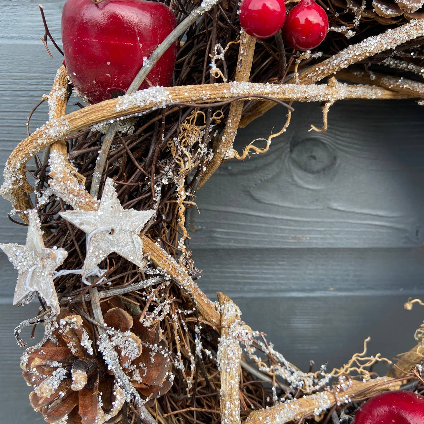 Handgefertigter Weihnachtskranz mit Beeren, Holz und Sternen