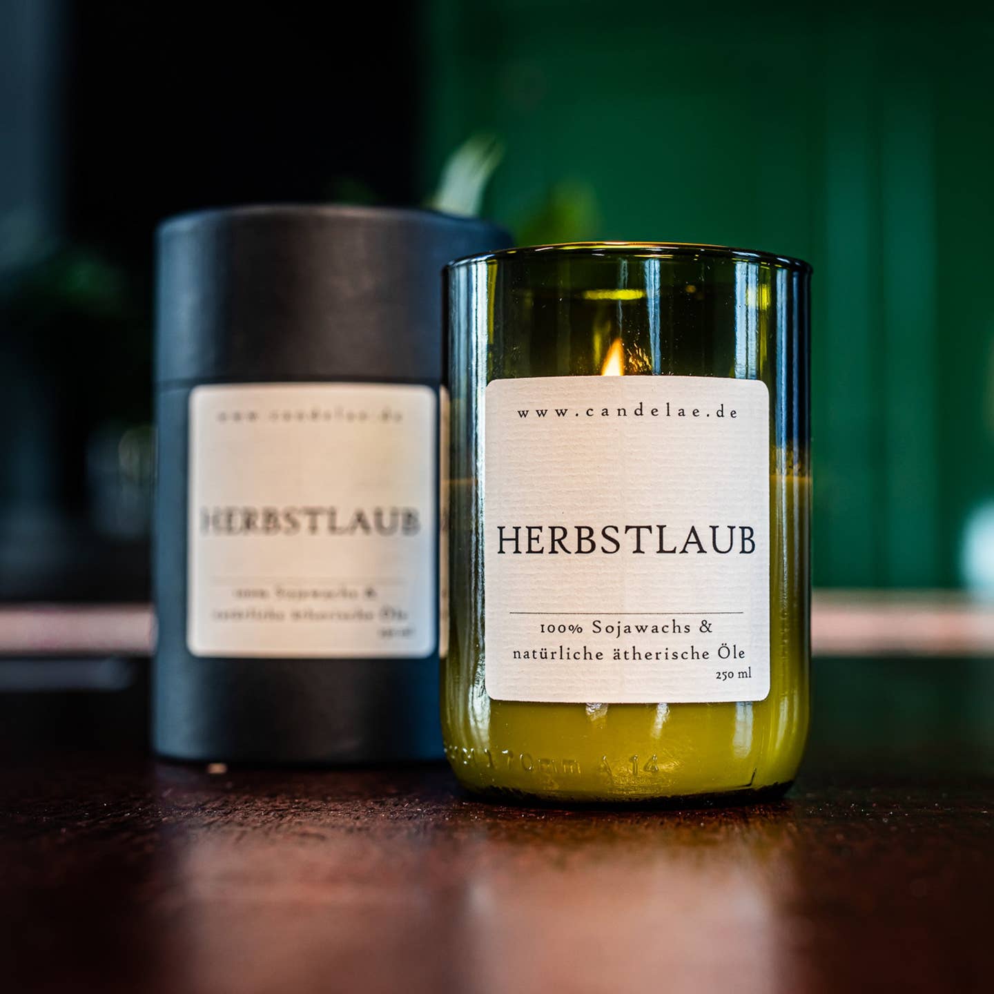 Duftkerze Herbstlaub – aus recycelter Weinflasche & Sojawachs