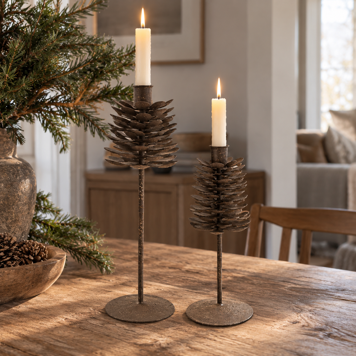 Kerzenständer in Zapfenform aus Metall – 2er-Set in Antik-Mokka