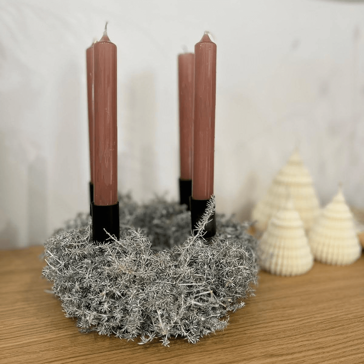Silberglanz der Jahreszeiten: Adventskranz aus Spargelkraut